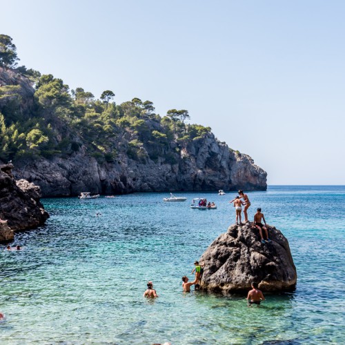 Cala Deia kinderen op rotsen