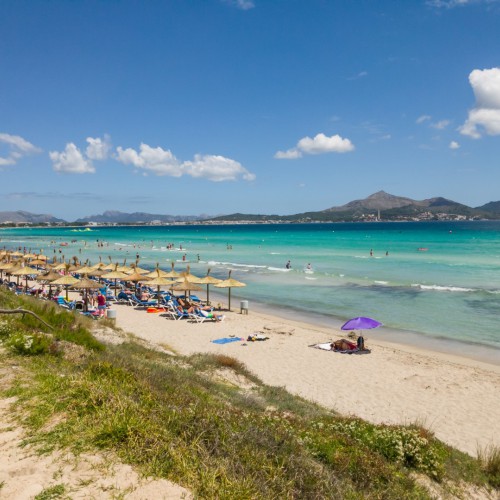 Playa de Muro strand met parasols