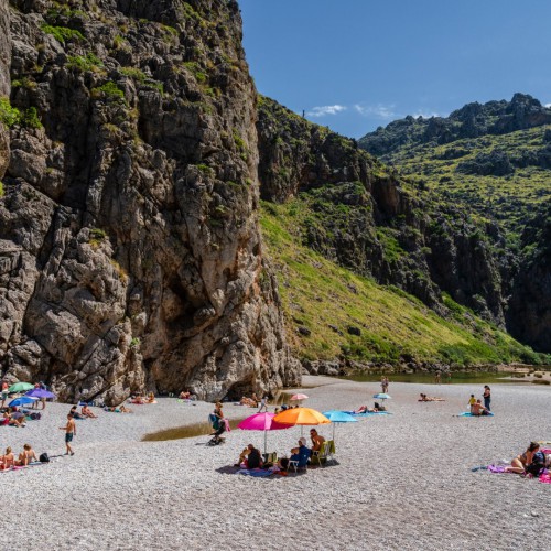 Sa Calobra strand met mensen