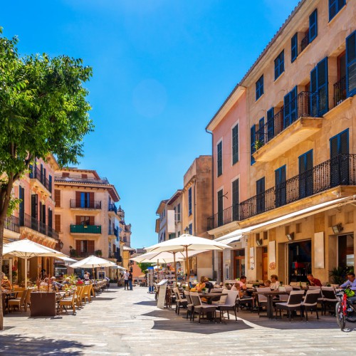 Terrasjes in de oude stad van Alcúdia