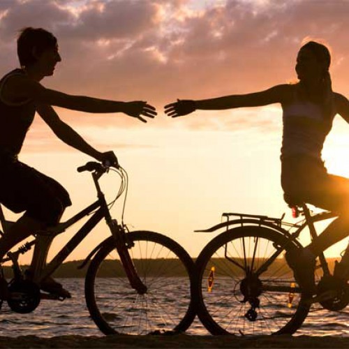 Fietsen met zonsondergang