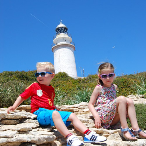 Kinderen bij de vuurtoren