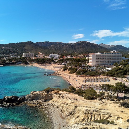 Baai en strand Paguera vanuit de lucht