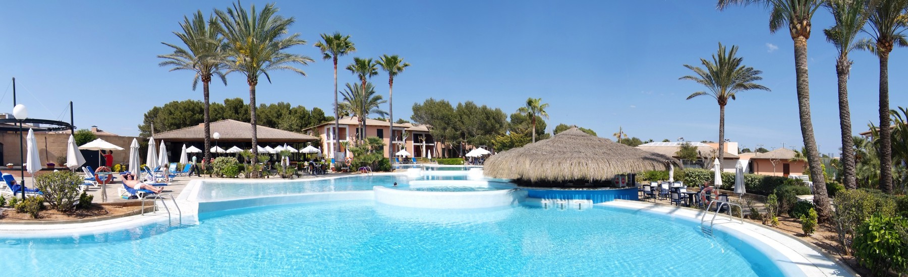 hotel-pool-bar
