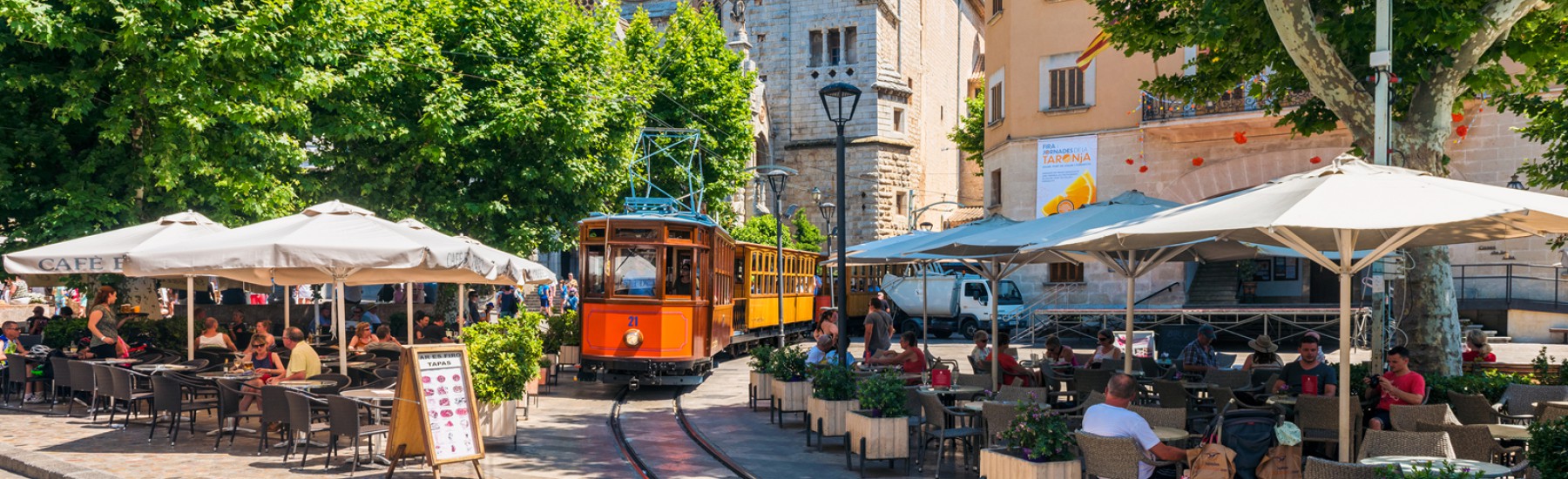 Plein van Sóller met de historische houten tram